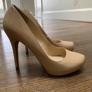 Classic nude pumps